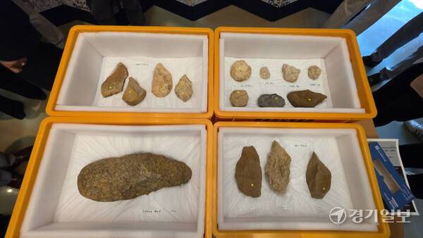 ‘2025 전곡리유물 귀환 기념식’에서 공개된 2021~2022년 전곡리 85-12번지 유적 발굴품. 4개의 유물층에서 대형 주먹찌르개(왼쪽 하단) 등 2천 여 점의 석기가 출토, 전곡선사박물관에 위탁·보관됐다. 이나경기자