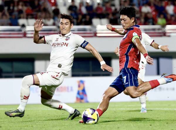 프로축구 K리그1 수원FC가 후반기 선전 중인 가운데, 8월 5경기서 13실점을 내준 불안한 수비는 보완 과제로 떠오르고 있다. 수원FC 제공