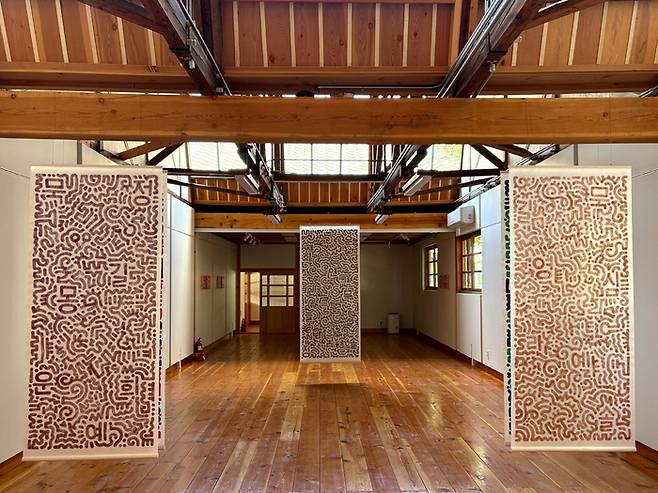 세종시에서 오는 1일 개막하는 ‘2025 한글 국제 프레 비엔날레’에 전시된 영국 작가 미스터 두들의 ‘꼬불꼬불 글자’(2025) 연작. 이들 작업은 한국 전통 창호지에 아크릴 물감을 칠해 완성됐다. 세종시문화관광재단