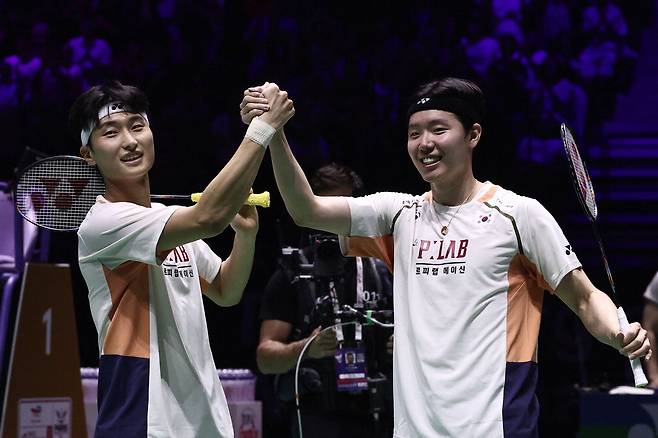 세계배드민턴연맹(BWF) 세계선수권대회 남자 복식 정상에 오른 김원호(왼쪽)와 서승재가 환하게 웃고 있다. AFP연합뉴스
