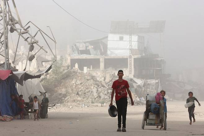 이스라엘이 가자시티 점령을 위한 군사 계획을 승인하자 가자시티 자이툰 지역에서 팔레스타인인들이 집을 떠나 피난 길에 올랐다. 2025.8.26 /AFPBBNews=뉴스1