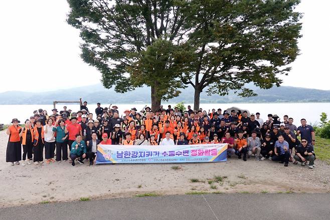 양평군수중환경안전협회, 양평군자원봉사센터, 의용소방대, 자율방범대 등 100여 명이 지난 31일 '깨끗한 남한강 지키기 수중·수변 환경정화활동'을 마치고 사진 촬영을 하고 있다. /사진제공=양평군