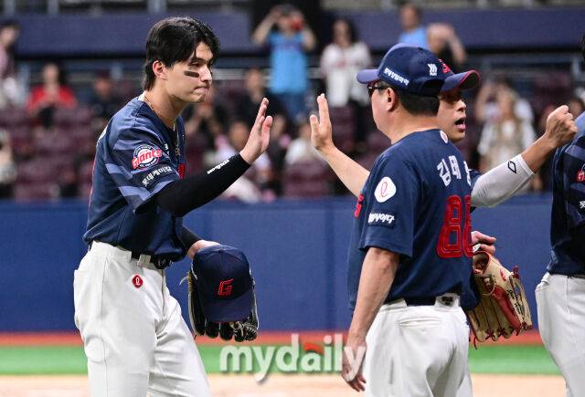 2025년 7월 23일 오후 서울 고척스카이돔에서 열린 '2025 신한 SOL뱅크 KBO 리그' 롯데 자이언츠와 키움 히어로즈의 경기. 롯데 윤동희가 4-1로 승리한 뒤 김태형 감독과 하이파이브를 하고 있다./마이데일리