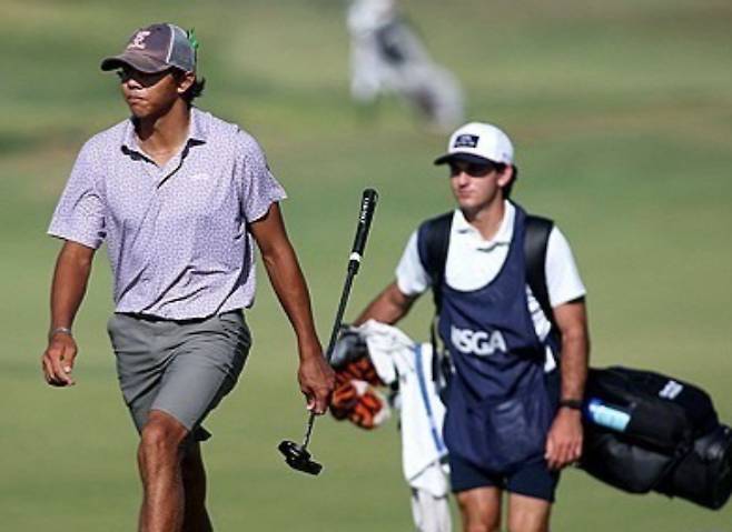 코스를 걷는 찰리 우즈(사진 왼쪽). 연합뉴스