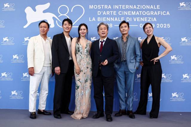 박찬욱(왼쪽 네번째) 감독과 출연진 이병헌, 손예진, 박희순, 이성민, 염혜란이 29일(현지 시간) 이탈리아 베니스에서 열린 제82회 베니스국제영화제 경쟁 부문 영화 '어쩔수가없다' 포토콜에서 포즈를 취하고 있다. 로이터연합뉴스