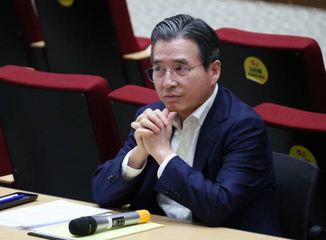 김용범 정책실장이 지난달 20일 용산 대통령실에서 기자 간담회를 준비하고 있다. 연합뉴스