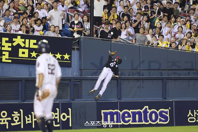 LG 구본혁이 7월 25일 두산전 9회말 2아웃 이유찬의 파울 타구를 잡아내며 경기를 끝내고 있다. LG 트윈스 제공