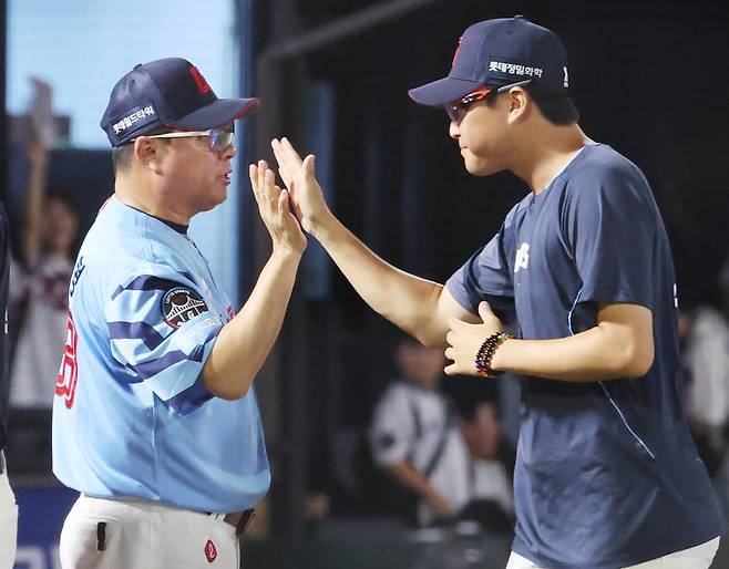 김태형 롯데 감독과 박세웅. 연합뉴스