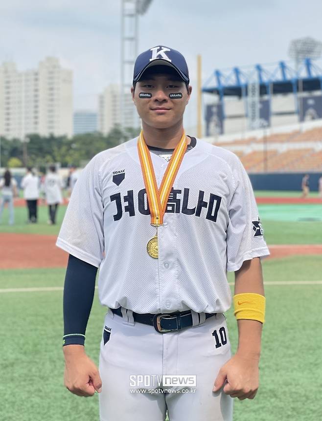 ▲ 경남고 2학년 4번타자 이호민. 봉황대기 결승전 연장 10회 2사 만루에서 끝내기 2타점 적시타를 날렸다. ⓒ 신원철 기자