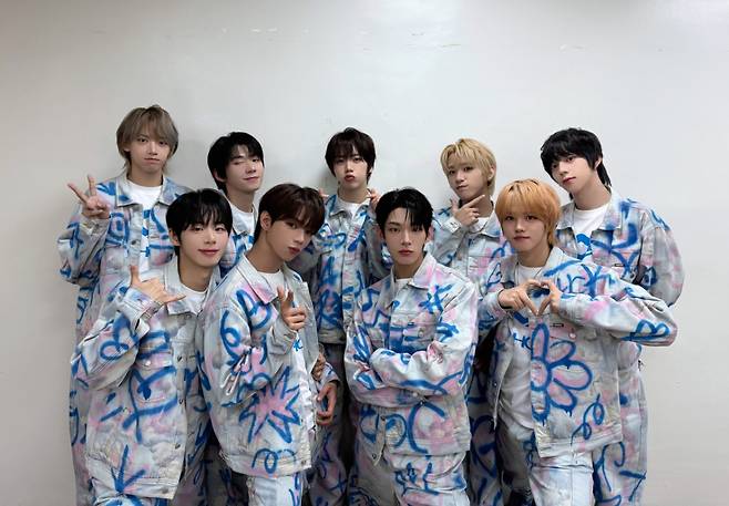 아홉(AHOF), 필리핀 성공적 첫발..팬콘→팬사인 이벤트 '인산인해'