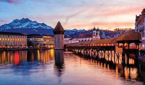 유럽에서 가장 오래된 목조 다리인 카펠교. GETTYIMAGES
