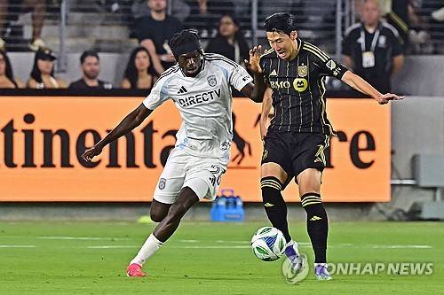 손흥민이 오랜만에 '손흥민 존'에서 날카로운 감아차기를 선보였으나 상대 골키퍼의 선방에 막혀 득점 기회가 무산됐다. 최전방 공격수로 선발 출전한 손흥민은 최전방에만 머무르지 않고 밑으로 내려와 연계에 가담하고, 상대 골키퍼와 수비를 압박하는 등 전방위 활약을 펼쳤다. 사진 연합뉴스