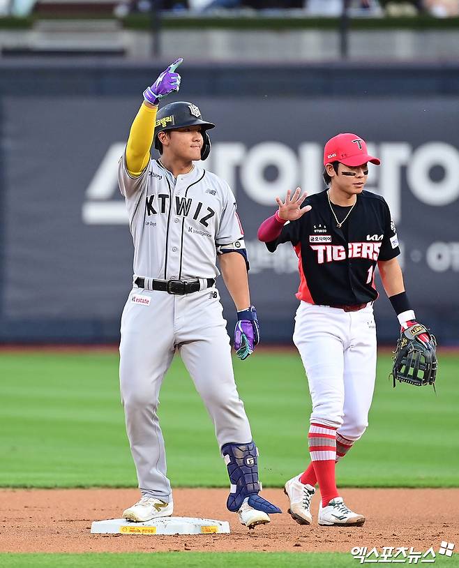 20일 오후 경기도 수원케이티위즈파크에서 열린 '2025 신한 SOL Bank KBO리그' KIA 타이거즈와 KT 위즈의 경기, 1회말 1사 1루 KT 안현민이 2루타를 때려낸 뒤 세리머니를 하고 있다. 엑스포츠뉴스 DB