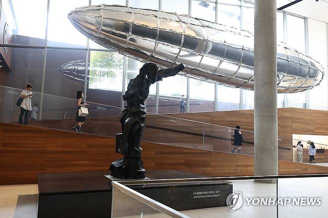 '취약할 의향' (서울=연합뉴스) 강민지 기자 = 1일 서울 용산구 리움미술관에서 열린 '이불:1998년 이후' 기자간담회에서 참석자들이 '취약할 의향-메탈라이즈드 벌룬', '롱 테일 헤일로:CTCS#1' 등을 둘러보고 있다. 2025.9.1 mjkang@yna.co.kr