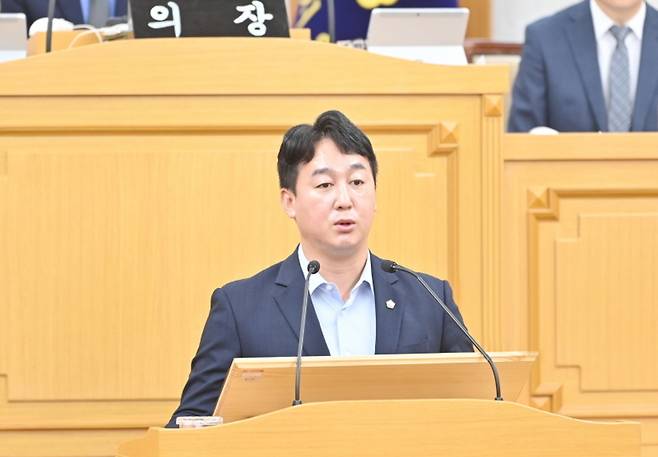 ▲ 파주시의회 제258회 임시회 제1차 본회의에서 손성익 의원이 리박스쿨 역사 왜곡 도서 대응 필요성을 강조하고 있다. /사진제공=파주시의회