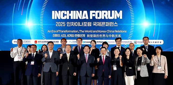 ▲ 2일 인천 연수구 송도컨벤시아에서 열린 '2025 인차이나포럼'에 참석한 유정복 인천시장,다이빙(戴兵) 주한 중국대사 등 내·외빈들이 기념촬영을 하고 있다. /이재민 기자 leejm@incheonilbo.com