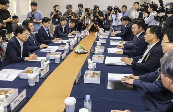 ▲ 윤호중 행정안전부 장관이 2일 국회에서 열린 국회 행정안전위원회와 가진 당정에서 신정훈 위원장을 비롯한 의원들에게 인사말을 하고 있다. /연합뉴스