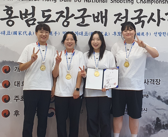 2일 대구 국제사격장에서 열린 제5회 홍범도장군배 전국사격대회 여일반부 공기권총 단체전서 우승한 화성시청 선수단이 기념사진을 찍고 있다. 사진=화성시청