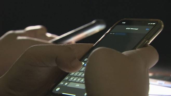 스마트폰에 스미싱 문자가 전송되는 모습. 연합뉴스TV 자료사진