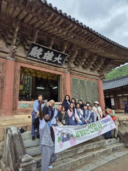 외국인 유학생들이 순천 선암사에서 프로그램 하고 있는 모습. /남도일보DB