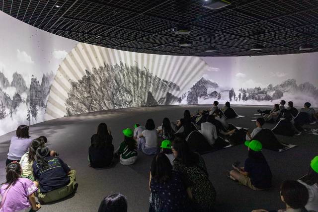 대구간송미술관 실감영상전시실에서 관람객들이 전시를 감상하고 있다. 대구시 제공