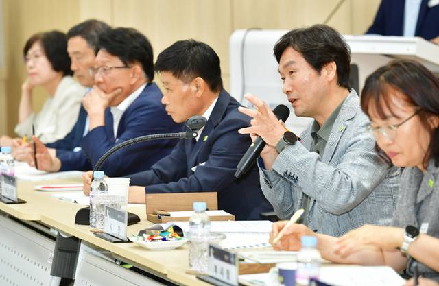 ▲ 경산시는 지난 1일 임당유적전시관에서 조현일 시장을 비롯한 국·소·본부장 및 각 부서장들이 참석한 가운데 '시민체감 100℃ 시책보고회'를 개최했다. 이번 보고회에서는 총 58건의 신규 시책이 발표됐다. 경산시.