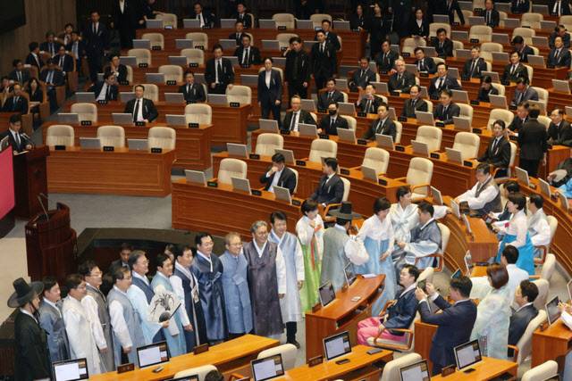 1일 서울 여의도 국회에서 열린 정기국회 개회식에 앞서 한복과 상복을 입은 여야 의원들이 참석해 있다. (사진=연합뉴스)