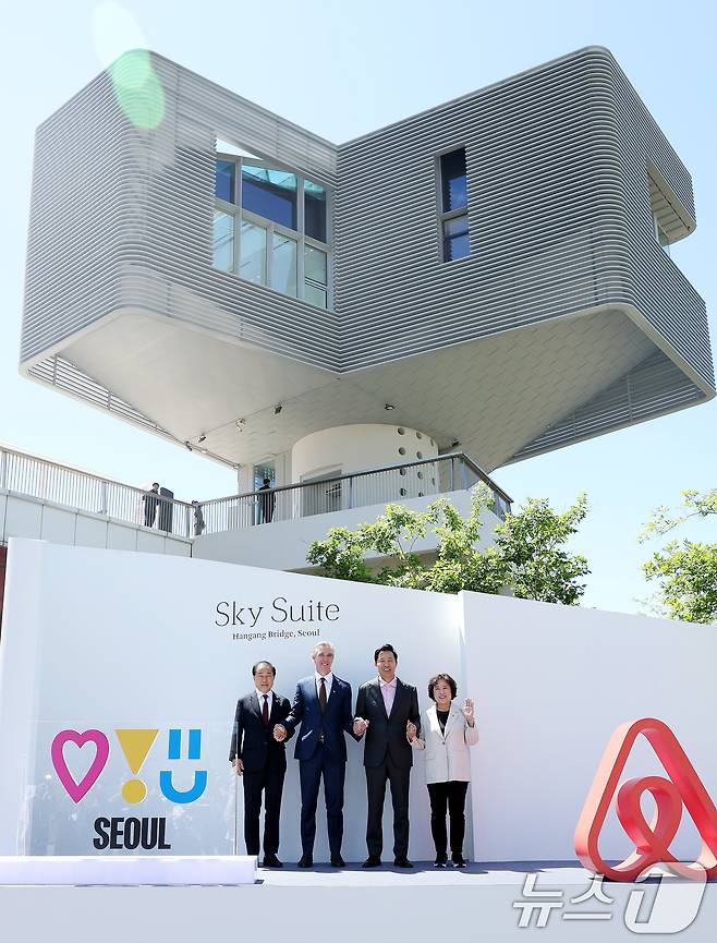 에어비앤비가 10월부터 영업신고 의무화를 전면 시행한다. 사진은 지난해 데이브 스티븐슨 에어비앤비 최고사업책임자(CBO)가 방한해 오세훈 시장과 기념 촬영을 하는 모습. 2024.5.28/뉴스1 ⓒ News1 박지혜 기자