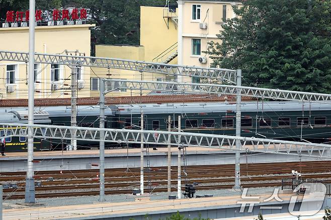 6년 만에 중국 방문에 나선 김정은 북한 노동당 총비서(국무위원장)가 탑승한 특별열차가 2일 오후 중국 베이징역으로 도착하고 있다. 김정은 총비서는 중국 도착 이튿날인 3일 중국 '전승절'(항일전쟁 및 반파시스트 전쟁 승리) 80주년 행사에 참석해 시진핑 중국 국가주석, 블라디미르 푸틴 러시아 대통령과 함께 톈안먼(천안문) 망루에 오른다. 2025.9.2/뉴스1 ⓒ News1 박정호 기자