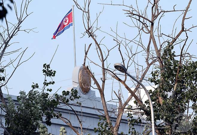 김정은 북한 노동당 총비서(국무위원장)의 6년 8개월 만의 방중이 초읽기에 들어간 31일 중국 베이징 차오양구 주중 북한대사관 본관에 새로 설치한 구조물 위로 인공기가 펄럭이고 있다. 2025.8.31/뉴스1 ⓒ News1 박정호 기자