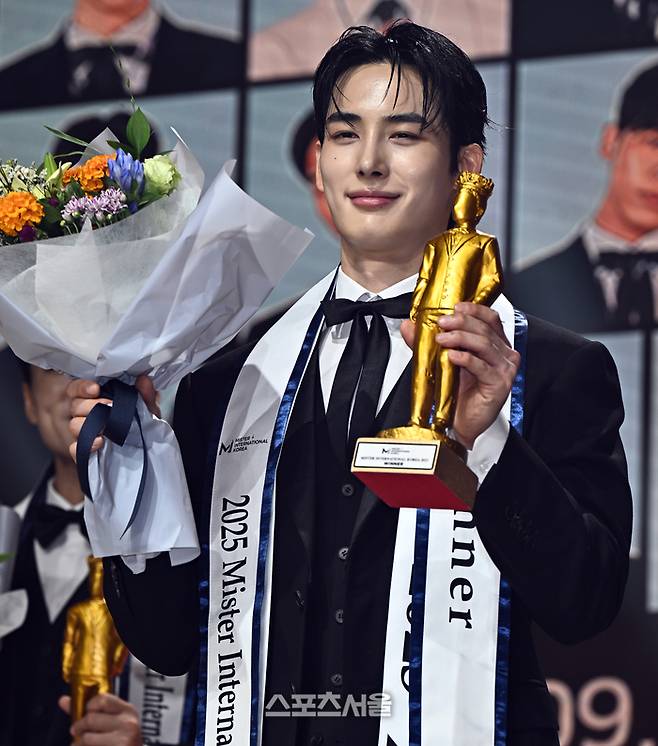 최승호가 1위를 차지한 후 트로피를 들고 기뻐하고 있다. 이주상기자rainbow@sportsseoul.com