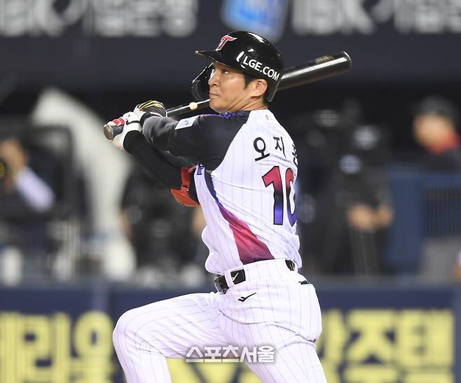 LG 오지환이 8일 서울 잠실구장에서 열린 2025 KBO리그 한화와 경기 10회말 1사2루 좌중간 2루타를 터뜨리고 있다. 잠실 | 최승섭기자 thunder@sportsseoul.com