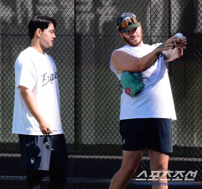 30일 대전 한화생명볼파크. 폰세가 문동주에게 자신이 던지는 슬라이더에 대해 가르쳐주고 있다. 대전=정재근 기자 cjg@sportschosun.com/2025.8.30/