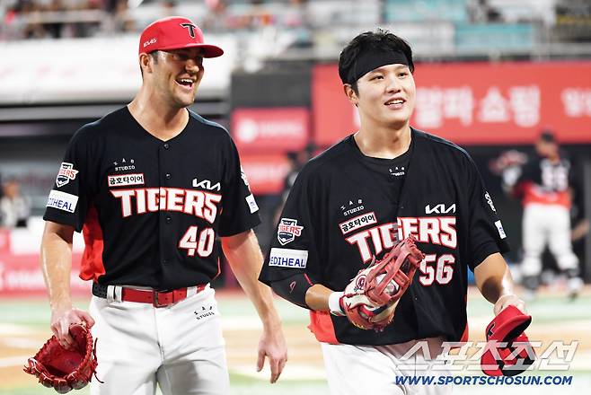 29일 수원KT위즈파크에서 열린 KBO리그 KT 위즈와 KIA 타이거즈의 경기. KIA 선발 네일이 역전 스리런포를 터뜨린 오선우를 바라보며 미소 짓고 있다. 수원=박재만 기자 pjm@sportschosun.com/2025.08.29/