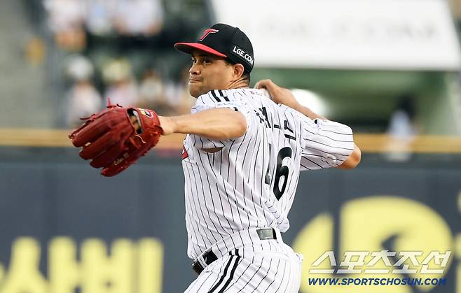 2일 잠실구장에서 열린 LG 트윈스와 롯데 자이언츠의 경기. LG 치리노스가 역투하고 있다. 잠실=박재만 기자 pjm@sportschosun.com/2025.09.02/