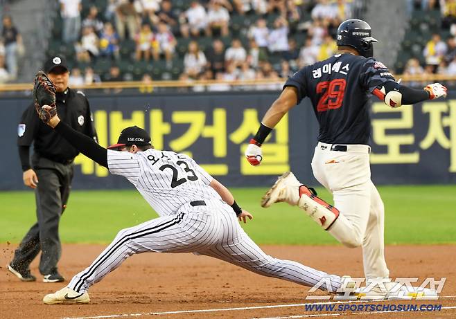 2일 잠실구장에서 열린 LG 트윈스와 롯데 자이언츠의 경기. 1회초 2사 2루 롯데 레이예스가 LG 유격수 오지환 호수비에 아웃되고 있다. 잠실=박재만 기자 pjm@sportschosun.com/2025.09.02/