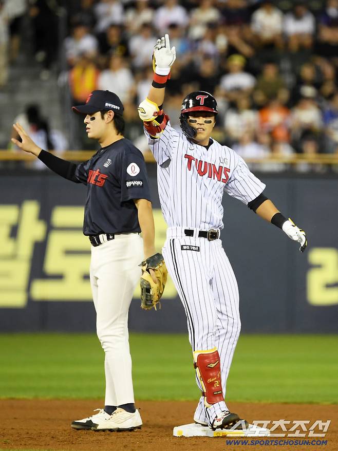 2일 잠실구장에서 열린 LG 트윈스와 롯데 자이언츠의 경기. LG 천성호가 안타를 날린 뒤 환호하고 있다. 잠실=박재만 기자 pjm@sportschosun.com/2025.09.02/