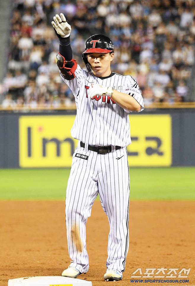 2일 잠실구장에서 열린 LG 트윈스와 롯데 자이언츠의 경기. LG 문성주가 안타를 날린 뒤 환호하고 있다. 잠실=박재만 기자 pjm@sportschosun.com/2025.09.02/