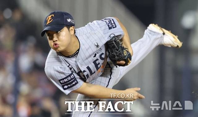 한화 정우주는 속구 구사 비율이 80%를 넘는다. 강력한 구위와 함께 강한 멘탈이 돋보인다. /뉴시스