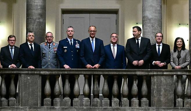 독일 총리 프리드리히 메르츠가 외무장관 요한 바데풀, 총리실 장관 겸 특수임무부 장관 토르스텐 프라이, 연방군 총감 카르스텐 브로이어, 유럽 NATO군 사령관 겸 유럽연합군 최고사령관(SACEUR) 미국 육군 대장 알렉수스 그린케비치, 국방장관 보리스 피스토리우스 등과 지난달 27일 베를린 연방국방부에서 단체사진을 촬영하고 있다. /연합뉴스