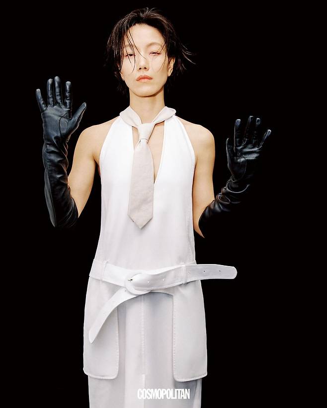 드레스 Low Classic. 타이, 글러브 스타일리스트 소장품.