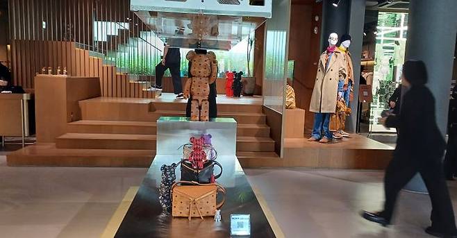 1층 입구에는 모자 제작의 거장 노부키 히즈메의 작품이 전시됐다. ⓒ데일리안 남가희 기자