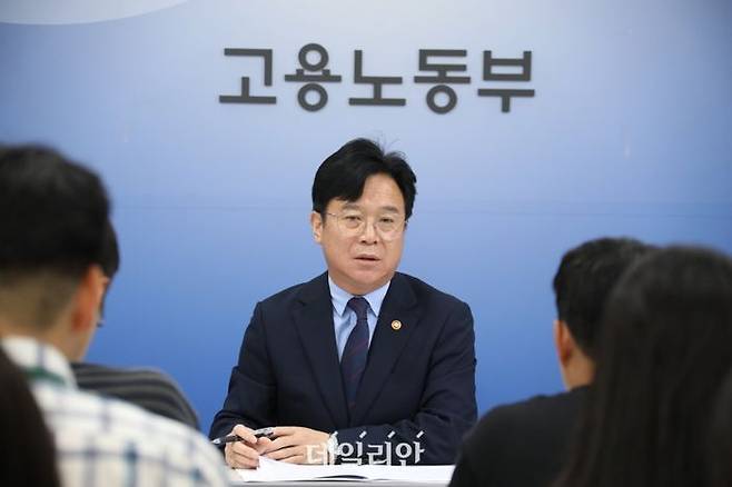 김영훈 고용노동부 장관이 1일 정부세종청사 고용노동부에서 출입기자단과 간담회를 하고 있다. ⓒ고용노동부
