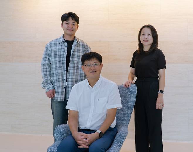 왼쪽부터 광주과학기술원(GIST) 신소재공학과 이재훈 박사, 권인찬 교수, 권나현 박사과정생. 광주과학기술원(GIST) 제공