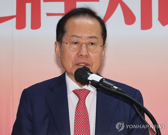 홍준표 전 대구시장이 정계 은퇴 의사를 밝히고 있는 모습. 연합뉴스