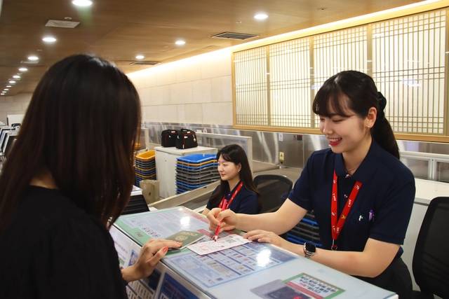 티웨이항공은 이달 1일부터 소노호텔앤리조트와 제휴를 맺고 소노호텔앤리조트 상품권을 국내 7개 공항 지점에서 사용할 수 있도록 했다. 티웨이항공 제공.