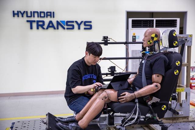 현대트랜시스는 미국 시장조사업체 JD파워가 지난달 발표한 ‘2025 시트 품질 만족도 조사’의 일반 브랜드 부문 중대형차 시트 평가에서 1위(현대차 쏘나타)에 올랐다. 사진은 현대트랜시스 시트 충돌 시험 현장. 현대트랜시스 제공