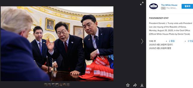 지난달 25일(현지시간) 미국 워싱턴DC 백악관 오벌오피스에서 열린 이재명 대통령과 도널드 트럼프 대통령의 한미 정상회담 당시 사진을 백악관이 최근 사진공유사이트 플리커를 통해 공개했다. 이재명 대통령과 강훈식 비서실장이 책상에 손을 올린 채 트럼프 대통령과 논의하고 있다.<백악관 플리커 캡처·연합뉴스>