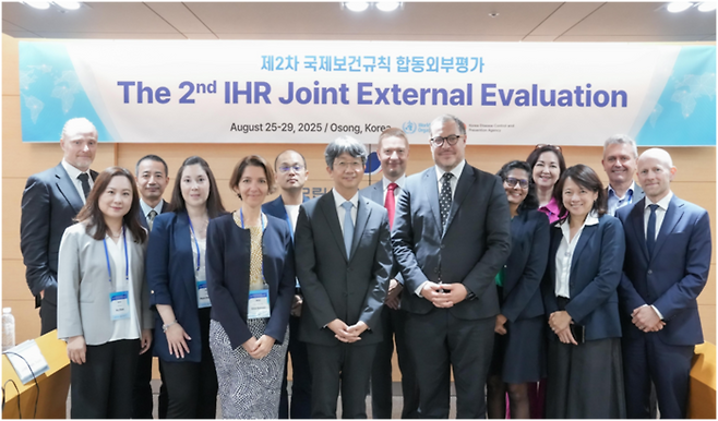 임승관 질병관리청장(첫 줄 왼쪽 네 번째)이 한국을 찾은 WHO 국제보건규칙 합동외부평가단과 기념촬영했다.(사진=질병관리청)