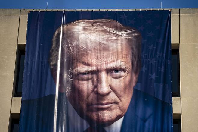 미국 노동부 청사에 도널드 트럼프 대통령 사진 인쇄물이 걸려있다. 사진=UPI 연합뉴스